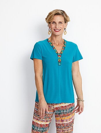 Tee-shirt maille extensible encolure fantaisie