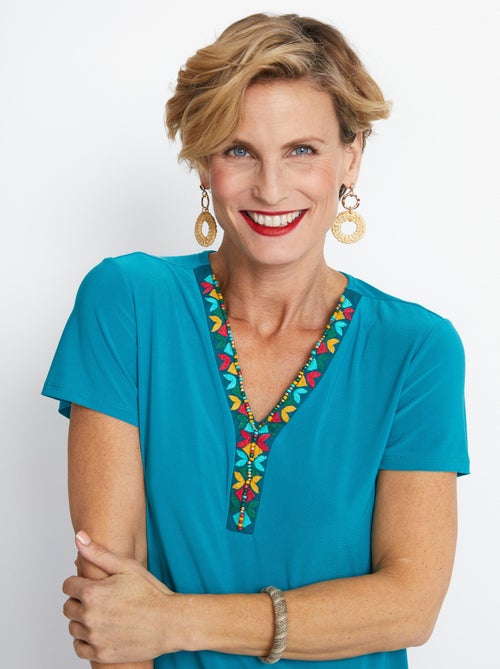 Tee-shirt maille extensible encolure fantaisie - Kiabi