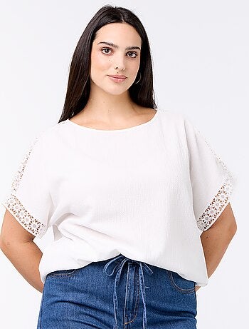 Tee-shirt uni avec broderie et macramé aux manches