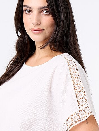 Tee-shirt uni avec broderie et macramé aux manches