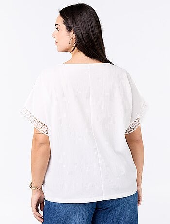 Tee-shirt uni avec broderie et macramé aux manches