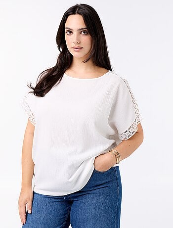 Tee-shirt uni avec broderie et macramé aux manches