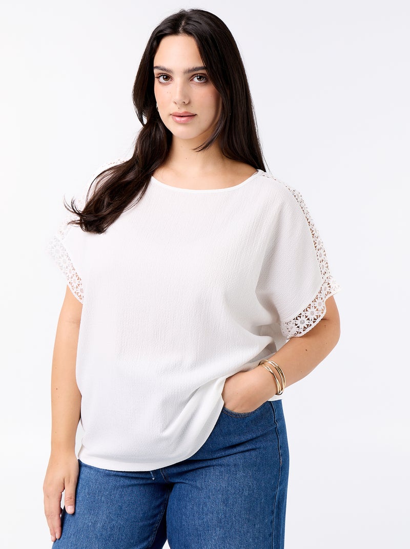 Tee-shirt uni avec broderie et macramé aux manches Blanc - Kiabi