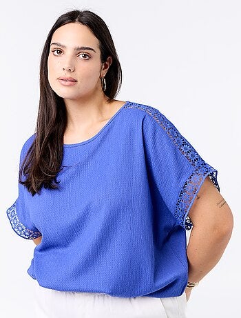 Tee-shirt uni avec broderie et macramé aux manches