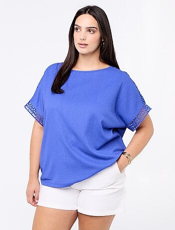 Tee-shirt uni avec broderie et macramé aux manches