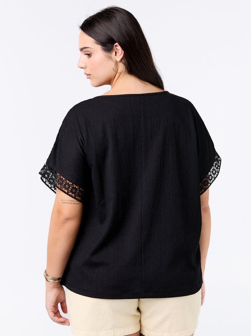 Tee-shirt uni avec broderie et macramé aux manches Noir - Kiabi