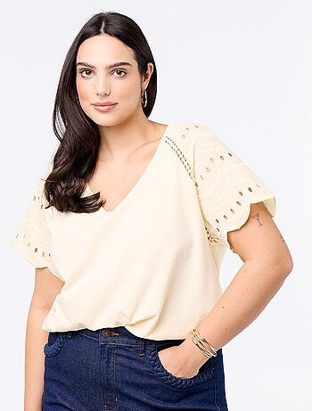 Tee-shirt uni avec broderies sur les manches