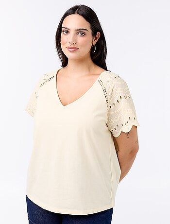 Tee-shirt uni avec broderies sur les manches