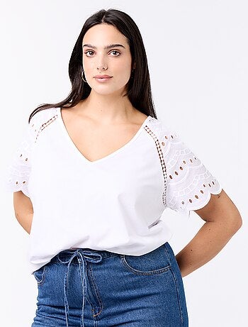 Tee-shirt uni avec broderies sur les manches