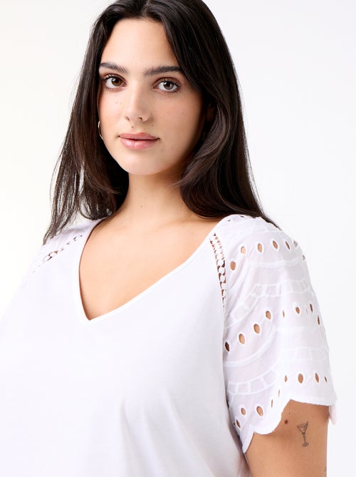 Tee-shirt uni avec broderies sur les manches - Kiabi