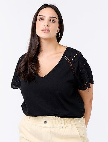 Tee-shirt uni avec broderies sur les manches