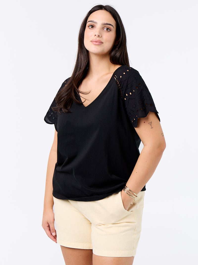 Tee-shirt uni avec broderies sur les manches Noir - Kiabi