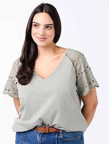 Tee-shirt uni avec broderies sur les manches