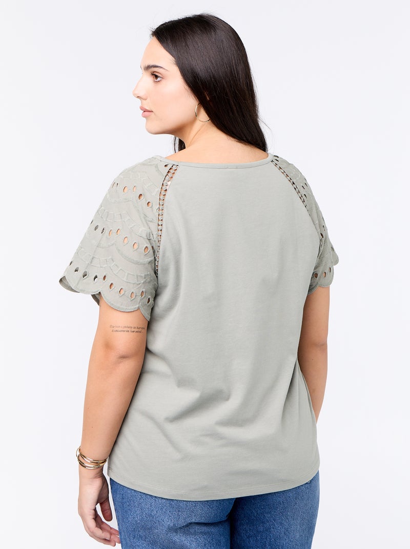 Tee-shirt uni avec broderies sur les manches Vert - Kiabi