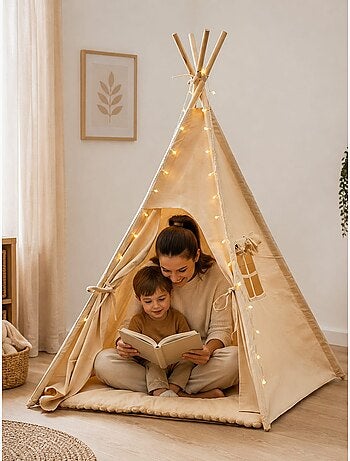 Tipi enfant avec tapis avec guirlandes