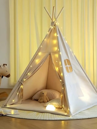 Tipi enfant avec tapis avec guirlandes