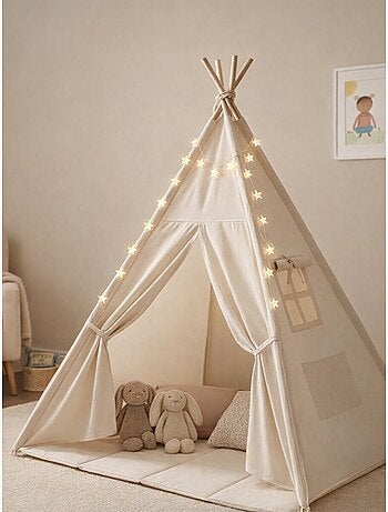 Tipi enfant avec tapis et guirlandes