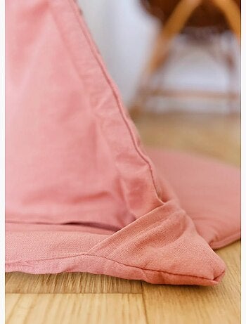 Tipi enfant avec tapis et guirlandes
