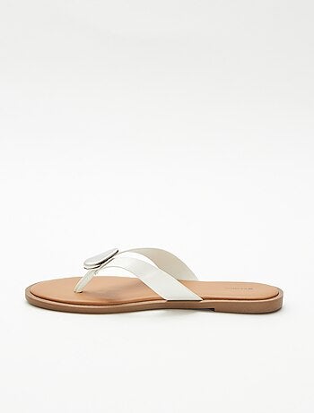 Tongs avec détail bijou métallique