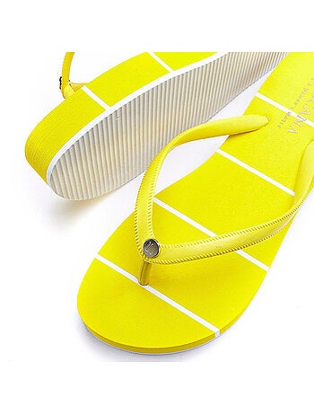 Tongs de plage rayées jaune