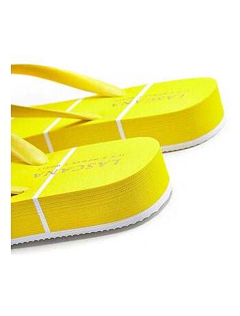 Tongs de plage rayées jaune