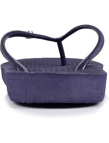 Tongs souples, légères, résistantes à l'affaissement et durable. isotoner