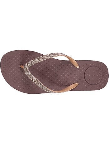 Tongs souples, légères, résistantes à l'affaissement et durable. isotoner