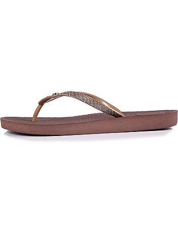 Tongs souples, légères, résistantes à l'affaissement et durable. isotoner