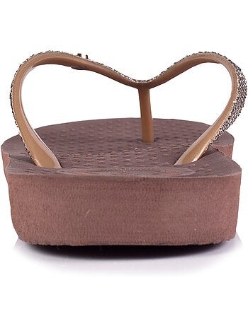 Tongs souples, légères, résistantes à l'affaissement et durable. isotoner