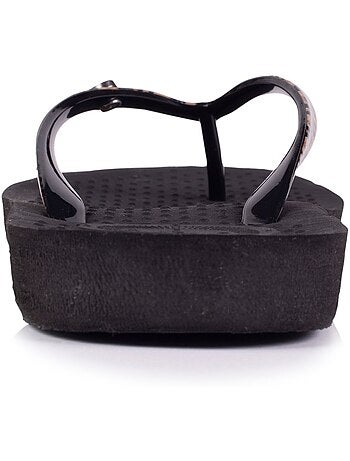 Tongs souples, légères, résistantes à l'affaissement et durable. isotoner