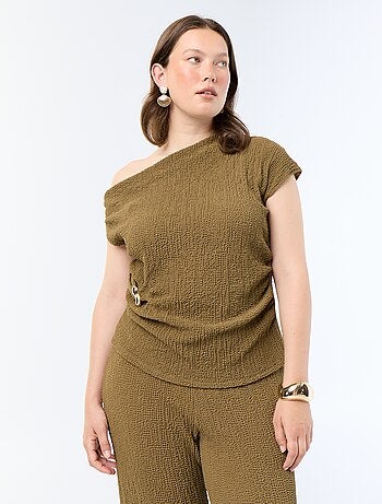 Top asymétrique en maille crinkle avec bijou doré