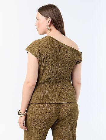 Top asymétrique en maille crinkle avec bijou doré