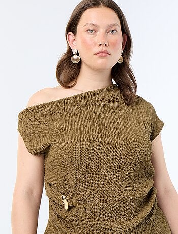 Top asymétrique en maille crinkle avec bijou doré