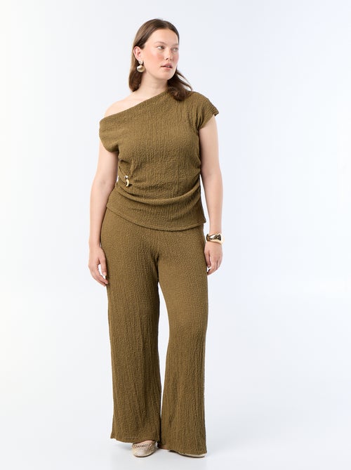 Top asymétrique en maille crinkle avec bijou doré - Kiabi Top asymétrique en maille crinkle avec bijou doré - Kiabi
