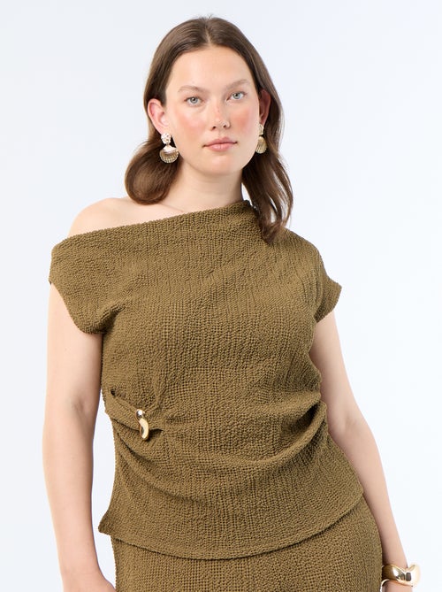 Top asymétrique en maille crinkle avec bijou doré - Kiabi Top asymétrique en maille crinkle avec bijou doré - Kiabi