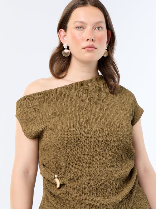 Top asymétrique en maille crinkle avec bijou doré - Kiabi Top asymétrique en maille crinkle avec bijou doré - Kiabi
