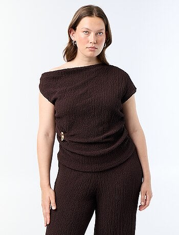 Top asymétrique en maille crinkle avec bijou doré
