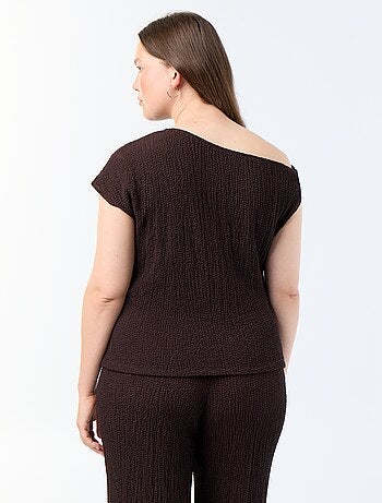 Top asymétrique en maille crinkle avec bijou doré