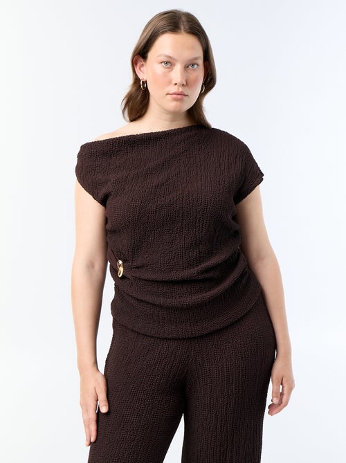Top asymétrique en maille crinkle avec bijou doré - Kiabi Top asymétrique en maille crinkle avec bijou doré - Kiabi