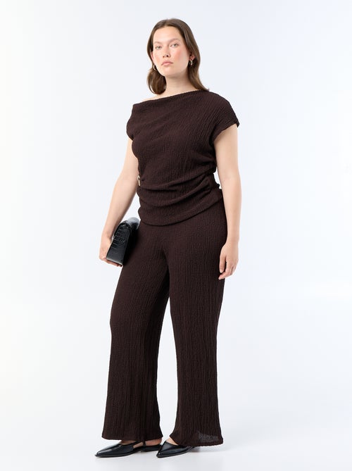 Top asymétrique en maille crinkle avec bijou doré - Kiabi Top asymétrique en maille crinkle avec bijou doré - Kiabi