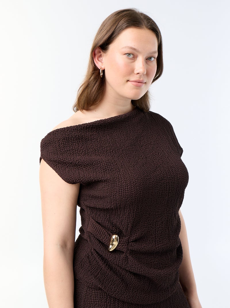 Top asymétrique en maille crinkle avec bijou doré Marron - Kiabi