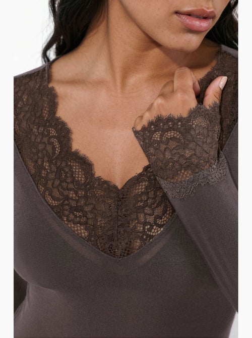Top en maille extensible à col v avec détail dentelle hiccup - Kiabi Top en maille extensible à col v avec détail dentelle hiccup - Kiabi