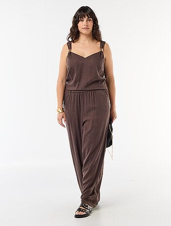 Top fluide en lin mélangé avec bijoux dorés