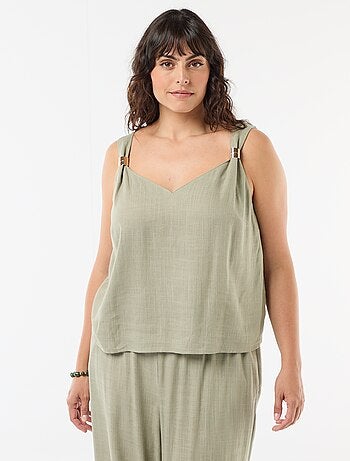 Top fluide en lin mélangé avec bijoux dorés