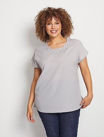 Top long manches courtes broderies col rond