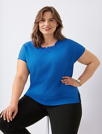Top long manches courtes broderies col rond