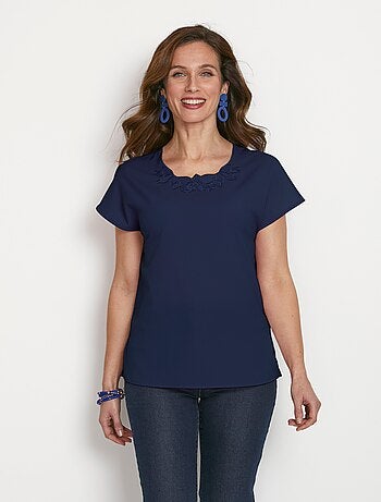 Top long manches courtes broderies col rond