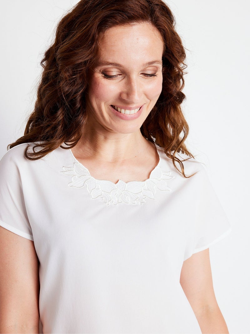 Top long manches courtes broderies col rond Ecru - Kiabi