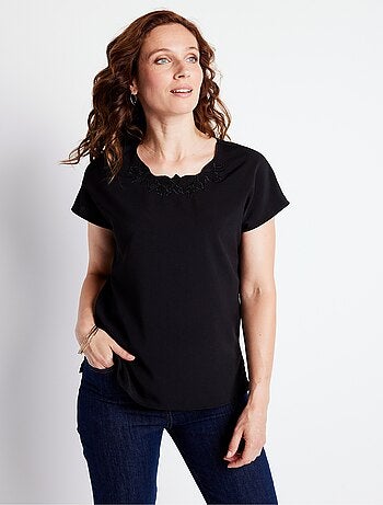 Top long manches courtes broderies col rond