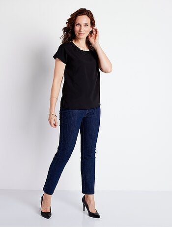Top long manches courtes broderies col rond